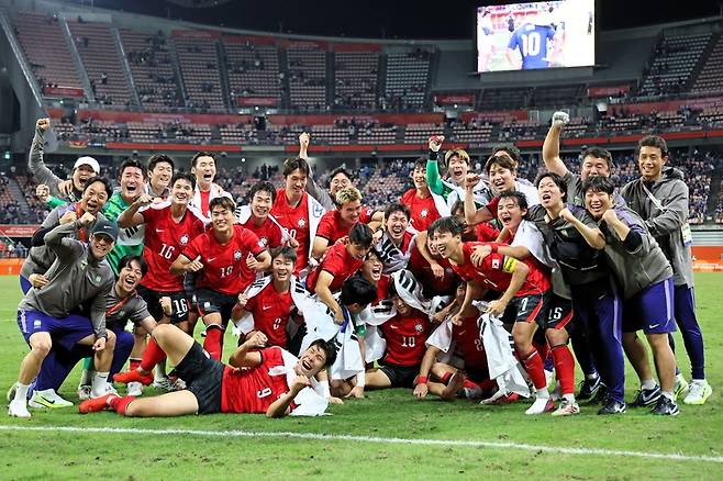 ▲ 한국 아시안게임 남자 축구 국가대표팀 선수단이 3일 일본 아이치 도요타 스타디움에서 열린 일본과 2026 아이치-나고야 아시안게임 남자 축구 금메달 결정전에서 승리하며 4연패를 달성한 뒤 기뻐하고 있다. 연합뉴스