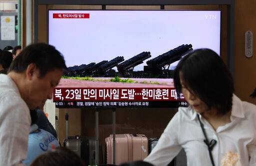 지난달 12일 서울역 대합실 TV에 북한의 탄도미사일 발사 관련 보도가 방영되고 있다. 뉴시스