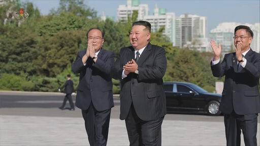 북한 조선중앙TV는 김정은 국무위원장이 지난 1일 창립 80주년을 맞은 김일성종합대학 교원·연구자들과 기념촬영 했다고 2일 보도했다. 조선중앙TV 캡처