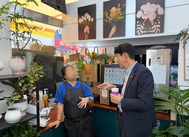 2일 오후 인천 남동구 서창동의 한 꽃가게. 이훈기 더불어민주당 의원이 꽃가게 사장과 이야기 나누는 모습. /사진=김지은 기자