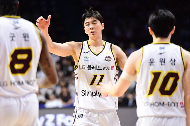 양홍석(창원 LG)이 3일 부산사직체육관에서 열린 2026-2027 KCC 프로농구 1라운드 부산 KCC와의 맞대결에서 하이파이브를 하고 있다./KBL 제공