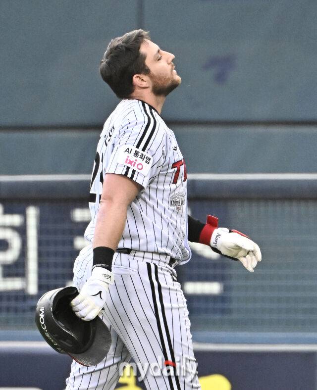 3일 오후 서울 잠실야구장에서 진행된 '2026 프로야구 KBO리그' LG트윈스와 KIA타이거즈의 경기. LG 오스티이 9회말 1사 3루서 내야 뜬공으로 아웃된뒤 아쉬워 하고 있다./잠실=송일섭 기자 andlyu@mydaily.co.kr