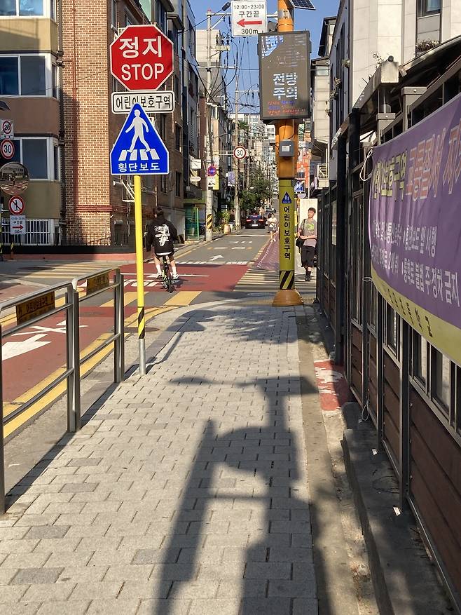 서울 강남구 대치동의 한 초등학교 옆 좁은 골목길 모습. 킥보드를 타고 다니기 위험해 보인다. 손인규 기자