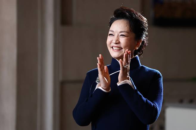 지난달 24일(현지시간) 시진핑 중국 국가주석의 아내 펑리위안 여사가 멜라니아 트럼프 영부인과 함께 미국 스미스소니언 국립 아시아 미술관을 방문한 희망중국학교 합창단 학생들의 공연을 보고 박수를 치고 있다. [게티이미지]