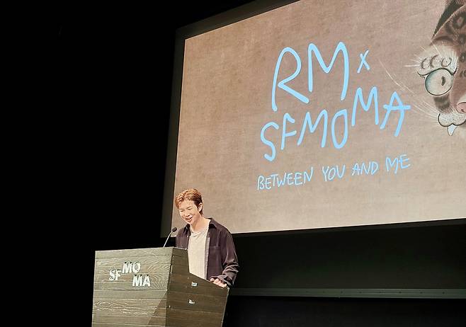 방탄소년단(BTS) RM이 29일(현지시간) 미국 샌프란시스코 현대미술관(SFMOMA)에서 자신이 수집해 온 미술 작품 전시회를 열게 된 소감을 말하고 있다. [연합]