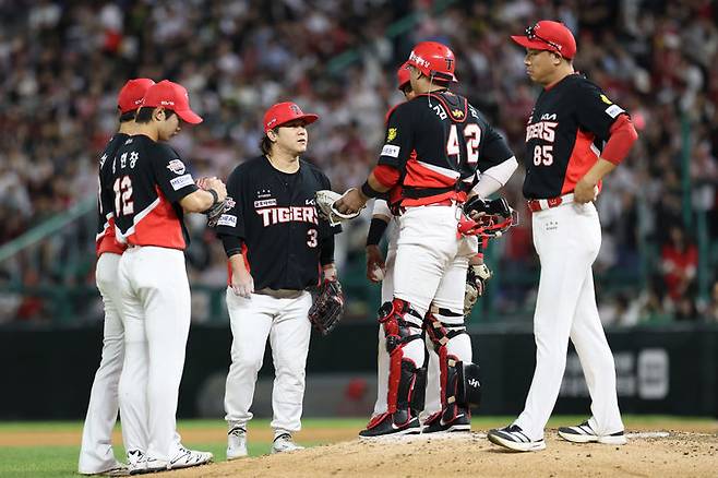[서울=뉴시스] 프로야구 KIA 타이거즈 선수단이 15일 인천 SSG랜더스필드에서 열린 2026 신한 쏠 KBO리그 SSG 랜더스와의 경기 도중 대화를 나누고 있다. (사진=KIA 타이거즈 제공) 2026.09.15. *재판매 및 DB 금지
