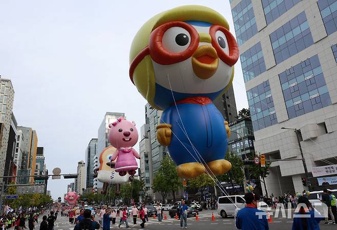 [서울=뉴시스] 조성우 기자 = 3일 서울 강남구 도산대로 일대에서 열린 2026 강남페스티벌에서 22개 동 주민들이 참여한 거리 퍼레이드가 진행되고 있다. 2026.10.03. xconfind@newsis.com