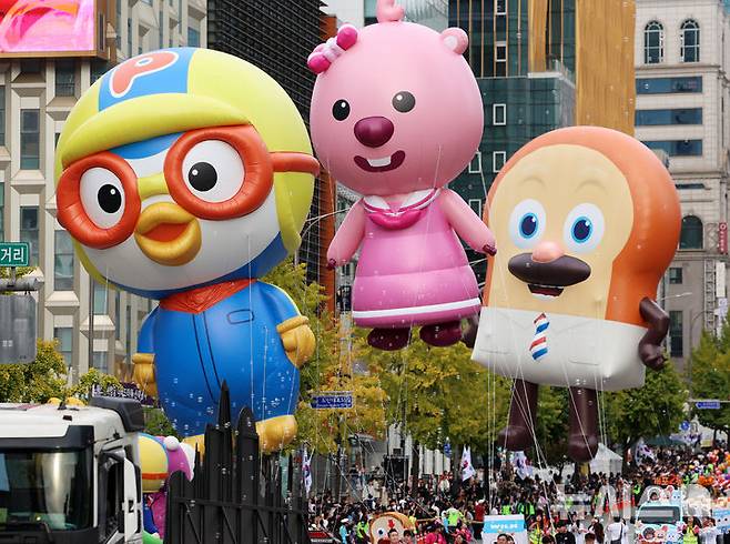 [서울=뉴시스] 조성우 기자 = 3일 서울 강남구 도산대로 일대에서 열린 2026 강남페스티벌에서 22개 동 주민들이 참여한 거리 퍼레이드가 진행되고 있다. 2026.10.03. xconfind@newsis.com