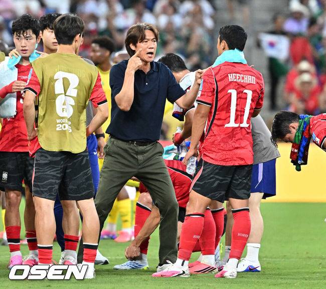 [OSEN=몬테레이(멕시코), 이대선 기자] 홍명보 감독이 이끄는 대한민국 축구대표팀은 25일(이하 한국시간) 오전 10시 멕시코 몬테레이 스타디움에서 개최된 2026 국제축구연맹(FIFA) 북중미 월드컵 조별리그 A조 최종전에서 남아프리카공화국에게 0-1 충격패를 당했다.&nbsp;1승2패가 된 한국은 A조 3위로 밀리며 32강 자력진출에 실패했다. 한국은 나머지 조들의 상황을 따져보고 32강에 진출할 가능성은 남아있다.전반 하이드레이션 브레이크 때 대한민국 홍명보 감독이 황희찬에게 작전을 지시하고 있다. 2026.06.25 /sunday@osen.co.kr