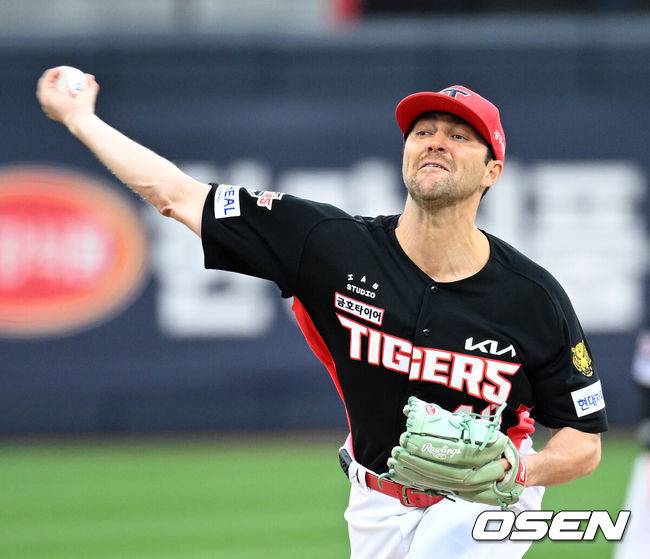 [OSEN=수원, 이대선 기자] 12일 수원 KT위즈파크에서 2026 신한 SOL KBO리그 KT 위즈와 KIA 타이거즈의 경기가 열렸다.KT는 대니엘, KIA는 네일을 선발로 내세웠다.1회말 무사에서 KIA 네일이 역투하고 있다. 2026.09.12 /sunday@osen.co.kr