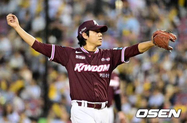 [OSEN=잠실, 지형준 기자] 8일 서울 잠실야구장에서 2026 신한 SOL KBO리그 LG 트윈스와 키움 히어로즈의 경기가 열렸다.LG는 박시원, 키움은 하영민이 선발로 나섰다.2회말 2사에서 키움 하영민이 LG 홍창기에 볼넷을 허용하며 아쉬워하고 있다. 2026.09.08 / jpnews@osen.co.kr