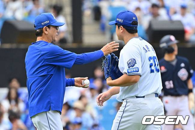[OSEN=대구, 이석우 기자] 3일 대구삼성라이온즈파크에서 2026 신한 SOL KBO 리그 삼성 라이온즈와 두산 베어스의 경기가 열렸다. 홈팀 삼성은 최원태가, 방문팀 두산은 최승용이 선발 출전했다. 삼성 라이온즈 선발 투수 최원태가 4회초 역전 위기서 교체되고 있다. 2026.10.03 / foto0307@osen.co.kr