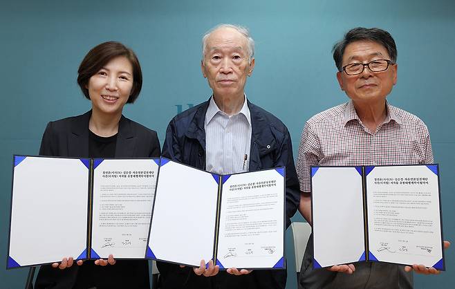 〈동아일보〉 사진부 김순경 기자는 역사적인 현장을 카메라에 담았다. 김순경 선생은 당시 사진을 〈시사IN〉에 위탁했다. 이숙이 〈시사IN〉 대표이사, 김순경 선생, 김동현 동아투위 부위원장(왼쪽부터). ⓒ시사IN 조남진