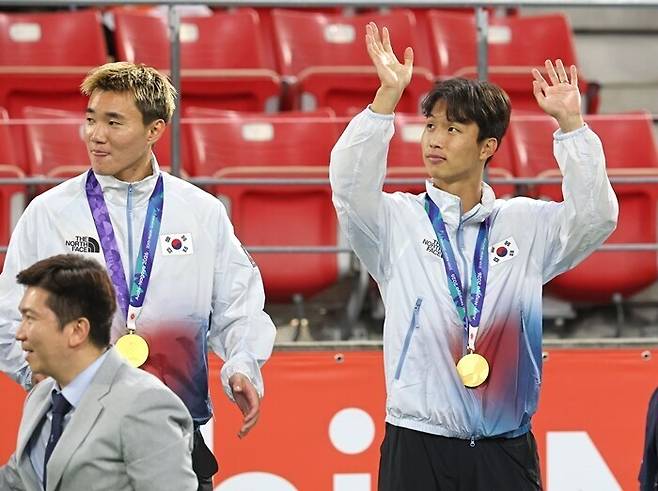▲ 3일 일본 아이치현 도요타 스타디움에서 열린 2026 아이치·나고야 아시안게임 남자 축구 시상식에서 금메달을 획득한 엄지성이 인사를 하고 있다.ⓒ연합뉴스
