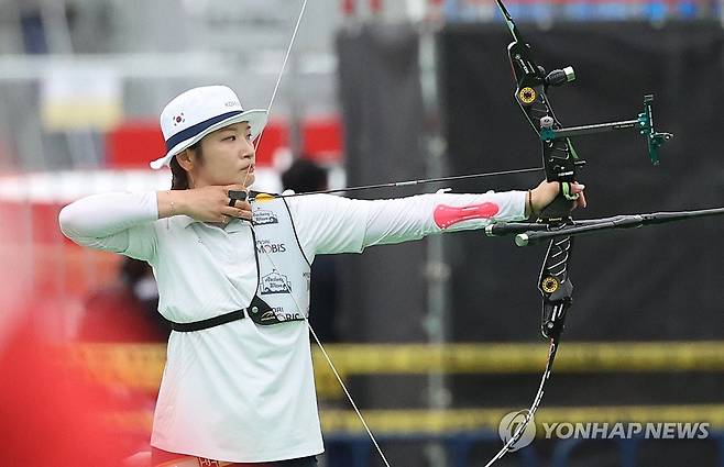 양궁 강채영, 리커브 16강 집중 (오카자키[일본]=연합뉴스) 김동민 기자 = 29일 일본 아이치현 오카자키 중앙종합공원 다목적광장에서 열린 2026 아이치·나고야 아시안게임 양궁 여자 리커브 개인전 16강 한국 강채영과 인도 키르티의 경기. 강채영이 활을 쏘고 있다. 2026.9.29 image@yna.co.kr