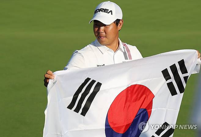 김주형, AG 남자 골프 개인전 ‘금메달’ (가스가이[일본]=연합뉴스) 김성민 기자 = 3일 일본 아이치현 가스가이 컨트리클럽 동코스에서 열린 2026 아이치·나고야 아시안게임 남자 골프 4라운드. 최종 합계 18언더파 262타로 우승을 확정지은 한국 김주형이 태극기를 들고 기념촬영을 하고 있다. 2026.10.3 ksm7976@yna.co.kr