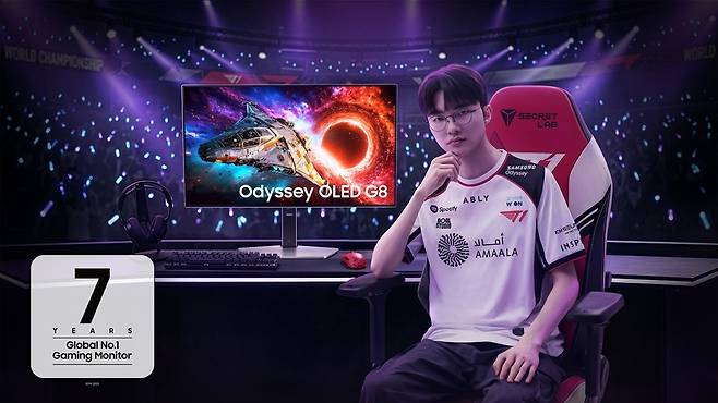 T1 선수단 소속 페이커(이상혁)가 7년 연속 글로벌 1위를 차지한 삼성전자 게이밍 모니터를 소개하고 있다.(삼성전자 제공)