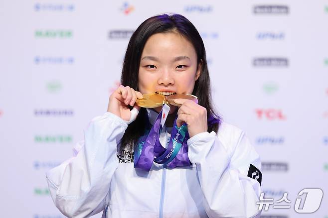 대한민국 서채현이 4일 일본 나고야 코리아하우스에서 열린 2026 아이치·나고야 아시안게임 금메달리스트 기자회견에서 금메달과 동메달을 깨물어 보이고 있다. 2026.10.4 ⓒ 뉴스1 안은나 기자