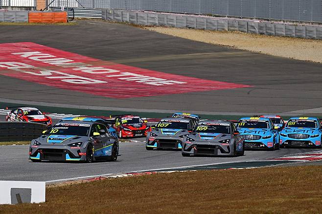FIA TCR 월드 투어 11라운드의 스타트 장면. 사진ㅣ김학수 기자