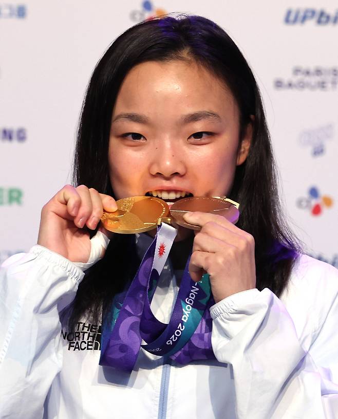 포즈 취하는 스포츠 클라이밍 금메달 서채현      (나고야=연합뉴스) 서명곤 기자 = 4일 일본 나고야 2026 아이치·나고야 아시안게임 코리아하우스에서 열린 메달리스트 기자회견에서  두 번째 아시안게임 도전 끝에 첫 금메달을 따낸 한국 여자 스포츠클라이밍의 간판 서채현이 메달을 깨물며 포즈를 취하고 있다.  2026.10.4      seephoto@yna.co.kr  (끝)      <저작권자(c) 연합뉴스, 무단 전재-재배포, AI 학습 및 활용 금지>