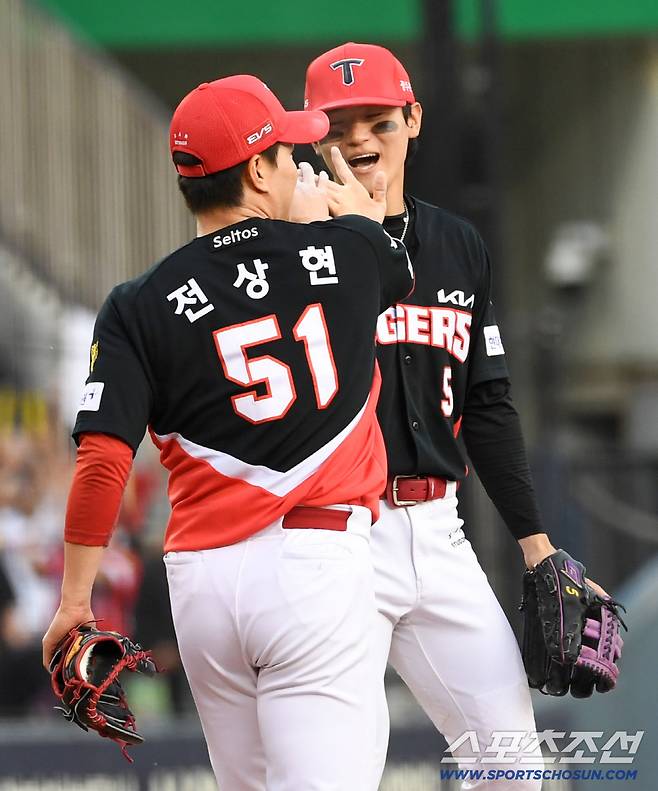 4일 잠실구장에서 열린 LG와 KIA의 경기. 승리한 KIA 전상현, 김도영이 기뻐하고 있다. 잠실=박재만 기자 pjm@sportschosun.com/2026.10.04/
