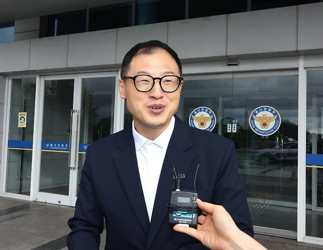 공직선거법 위반·해외 성매매 의혹 등으로 고발된 김상욱 울산시장이 4일 울산경찰청에서 첫 조사를 마친 뒤 취재진의 질문에 답하고 있다. 울산 연합뉴스