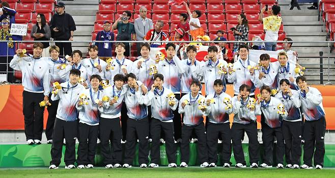 <yonhap photo-4961=""> 아시안게임 남자축구, 4회 연속 금메달(도요타[일본]=연합뉴스) 임화영 기자 = 3일 일본 아이치현 도요타 스타디움에서 열린 2026 아이치·나고야 아시안게임 남자 축구 시상식에서 금메달을 획득한 한국 대표팀 선수들이 기뻐하고 있다. 2026.10.3hwayoung7@yna.co.kr/2026-10-03 22:26:54/</yonhap>