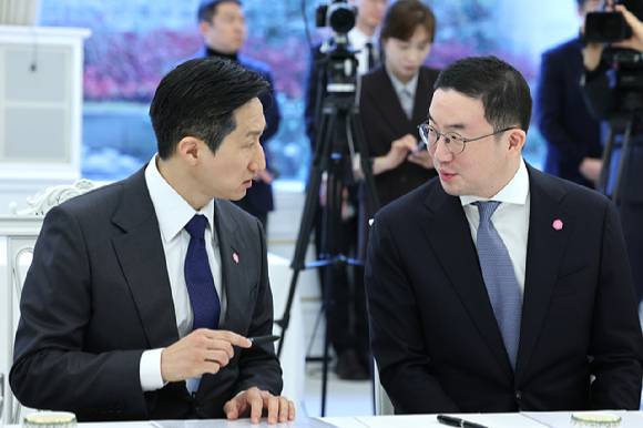 청와대에서 열린 재계와 만남 행사에서 정기선 HD현대그룹 회장(왼쪽)과 구광모 LG그룹 회장이 대화를 나누고 있다.[사진=연합뉴스]