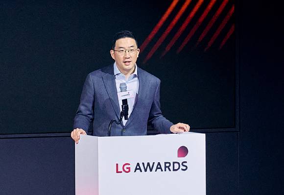 9일 경기도 이천 LG인화원에서 열린 LG 어워즈에서 구광모 (주)LG 대표가 축사를 하고 있다. [사진=LG]