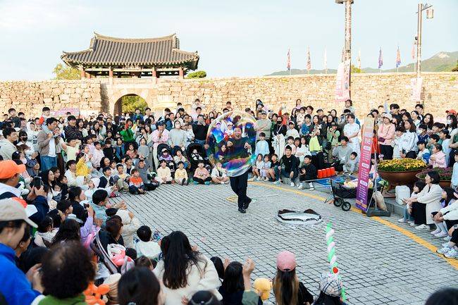 지난해 열린 해미읍성축제에서 관람객들이 버블쇼를 관람하고 있다. [사진 서산문화재단]