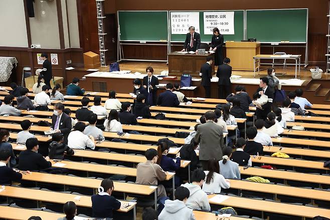 지난 1월 일본에서 실시된 대학 입학 공통 시험(한국의 수능에 해당) . 사진 지지통신
