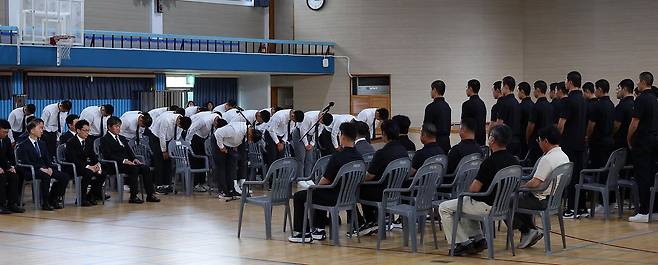 “스벅 가야지” 응원 논란을 일으킨 배재고등학교 야구부가 지난 7월 6일 광주제일고등학교를 찾아 사과했다. 배재고 야구부 학생 선수 36명 전원과 학부모, 이효준 교장과 교사 등 80여 명은 이날 오후 광주특별시 북구 광주일고를 방문해 이 학교 학생 선수 등을 만났다. 장정필 객원기자