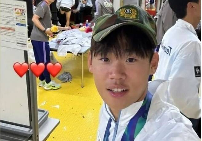 아시안게임 금메달로 병역혜택을 받은 박승수의 전역모 세리머니가 논란이다. 사진 박승수 SNS