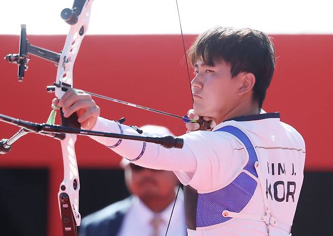 대한민국 김제덕이 2일 일본 오카자키 중앙종합공원 다목적광장에서 열린 2026 아이치·나고야 아시안게임 양궁 리커브 남자 단체전 준결승 대한민국과 대만의 경기에서 활시위를 당기고 있다. 뉴스1