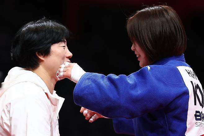 여자 대표팀 정성숙 감독(왼쪽)과 유일한 금메달리스트 허미미. 연합뉴스