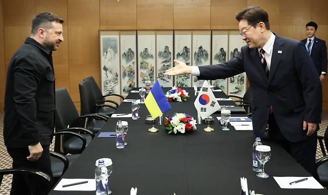 이재명 대통령이 8일(현지시간) 튀르키예 앙카라 한 호텔에서 볼로디미르 젤렌스키 우크라이나 대통령과 정상회담을 하기 앞서 자리를 권하고 있다. 사진=뉴스1