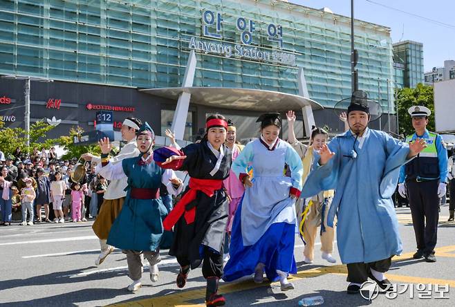 2026 정조대왕 능행차 공동재현에서 백성들이 안양역을 찾은 정조대왕 행렬을 향해 격쟁을 하고 있다. 윤원규기자