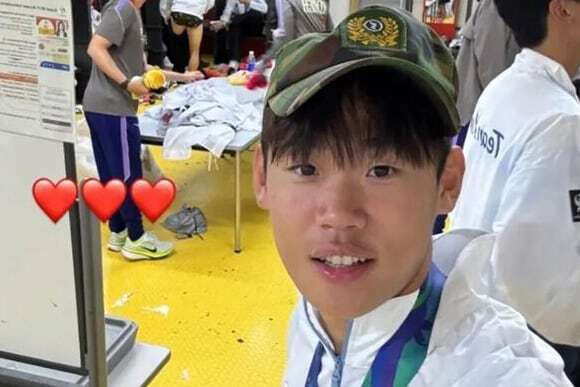 아시안게임 축구 국가대표 박승수가 금메달을 자신의 소셜미디어에 올린 '전역모' 사진 / 사진=박승수 인스타그램