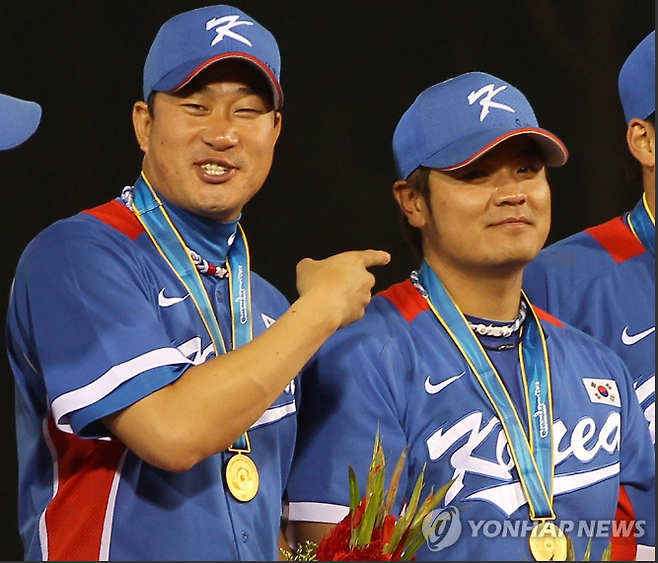 2010 광저우 아시안게임 야구 결승 한국과 대만의 경기에서 승리한 한국 야구팀의 주장 봉중근 선수가 시상식 도중 추신수 선수가 눈물을 흘린다고 놀리는 모습 [연합뉴스]
