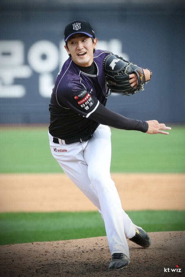 고영표가 10월 3일 수원 KT 위즈파크에서 열린 롯데 자이언츠전 공을 던지고 있다./KT 위즈 제공