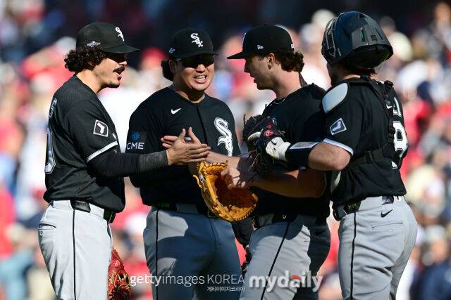 MLB 시카고 화이트삭스 선수들이 4일(한국시각) 열린 클리블랜드와 디비전시리즈 1차전 승리 후 기뻐하고 있다./게티이미지코리아