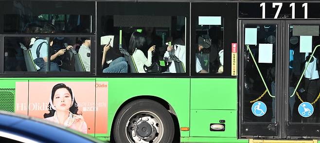 지난달 16일 오전 서울 중구 서울역 버스환승센터에서 시민들이 저상버스를 타고 출근하고 있다. [헤럴드 DB]