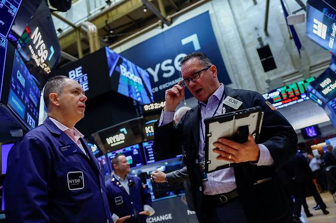 지난달 29일(현지시간) 미국 뉴욕증권거래소(NYSE) 객장에서 트레이더들이 업무를 보고 있다. [로이터]