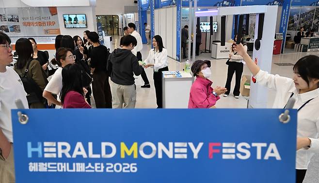 3일 오전 서울 중구 동대문디자인플라자에서 열린 헤럴드 머니페스타 2026에서 참석자들이 행사장 에 마련된 부스에서 이벤트를 즐기고 있다. 올해로 3회째를 맞이한 ‘헤럴드머니페스타 2026’의 주제는 ‘머니 리밸런싱(Money Rebalancing·다시 맞추는 자산의 무게)’이다. 이번 행사에서는 국내 최고 전문가들이 투자 초심자부터 재테크 고수까지 다양한 계층을 대상으로 주식·부동산·금융상품·절세·가상자산을 총망라하는 재테크 정보를 제공한다. 이상섭 기자