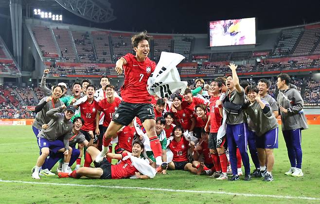 3일 일본 아이치현 도요타 스타디움에서 열린 2026 아이치·나고야 아시안게임 남자 축구 대한민국과 일본의 결승. 승리 후 금메달을 획득한 한국 선수들이 기념 촬영을 하고 있다. [연합뉴스]
