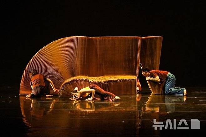 [서울=뉴시스]개막작 'Missing' 공연. (사진=한국현대무용진흥회) 2026. 10. 02. photo@newsis.com