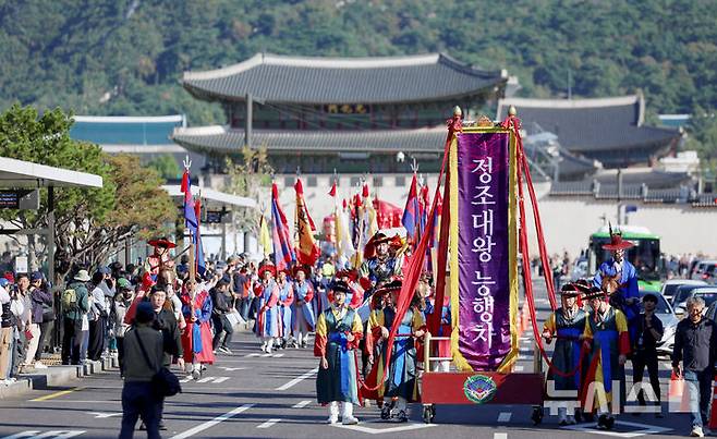 [서울=뉴시스] 김진아 기자= 4일 서울 경복궁에서 출발한 조선시대 정조대왕의 화성원행을 재현하는 '정조대왕 능행차 공동재현' 행사가 세종대로를 지나고 있다. 2026.10.04. bluesoda@newsis.com