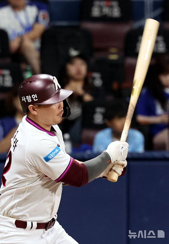 [서울=뉴시스] 박주성 기자 = 21일 오후 서울 구로구 고척스카이돔에서 열린 프로야구 2026 KBO리그 삼성 라이온즈 대 키움 히어로즈의 경기, 7회말 투아웃 주자 3루 에서 키움 히우라가 동점 적시타를 치고 있다. 2026.07.21. park7691@newsis.com