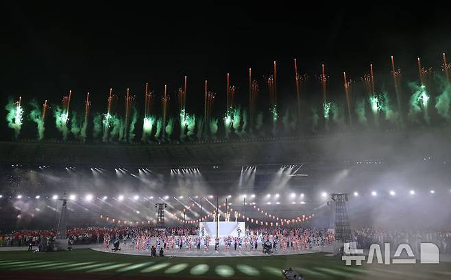 [나고야(일본)=뉴시스] 황준선 기자 = 4일(현지시간) 일본 아이치현 나고야시 파로마 미즈호 스타디움에서 열린 2026 아이치·나고야 아시안게임 폐회식에서 불꽃이 터지고 있다. 2026.10.04. hwang@newsis.com