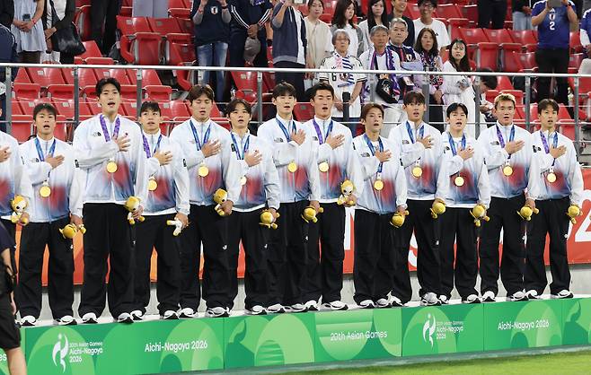 한국 남자 축구 대표팀 선수들이 3일 일본 아이치현 도요타 스타디움에서 열린 2026 아이치·나고야 아시안게임 남자 축구 결승 시상식에서 국민의례를 하고 있다. 도요타=뉴시스